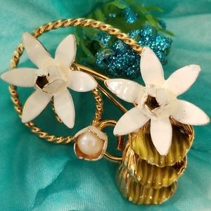 Vintage brooch white flowers and real pearl broach pin floral